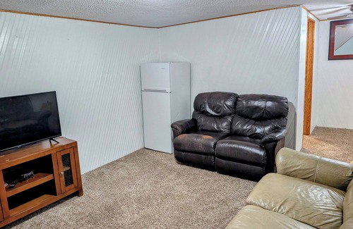 Des Moines Casa | Western themed 5 bedrooms 2 full baths. Walking distance to Iowa State Fair