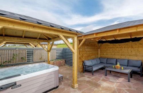 Alexandria Cabina | Westertonhill Lodges - Hot Tub Hire Available
