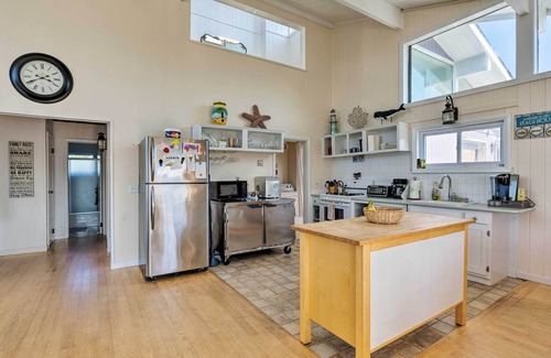 West Hampton Dunes Casa | ¡NUEVO! Westhampton Beach Home w / cubierta + vistas al mar!