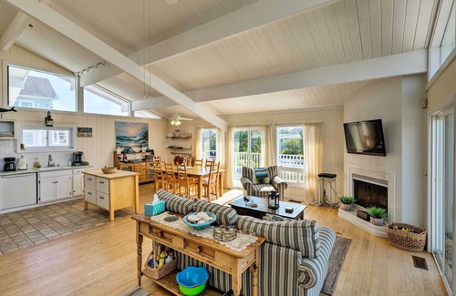 West Hampton Dunes Casa | ¡NUEVO! Westhampton Beach Home w / cubierta + vistas al mar!