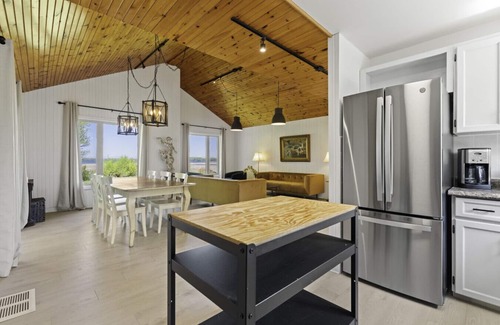 Picton Casa | Westlake waterfront, hot tub, dock,4 mins to beach