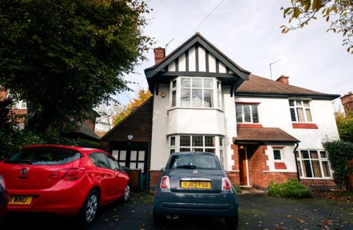 Nottingham Casa | Westmorland - 4 Bedroom House - FREE Parking for up to 7 Cars - Walking distance to QMC and University - Ideal for Contractors and Large Groups