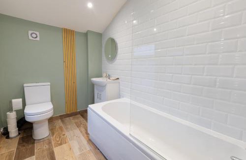 Runcorn Apartamento | 'Weston House' Newly Renovated Family and Workspace Business Cosy Home in Runcorn, Cheshire ENTIRE HOUSE