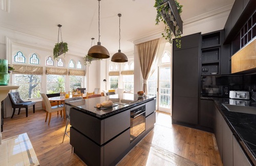 Hele Casa | Westwell Hall, large coastal house sleeping up to 29