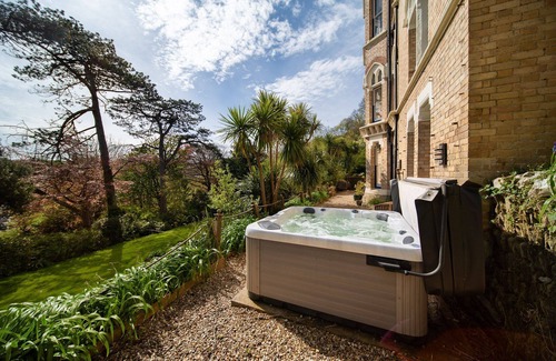 Hele Casa | Westwell Hall, large coastal house sleeping up to 29