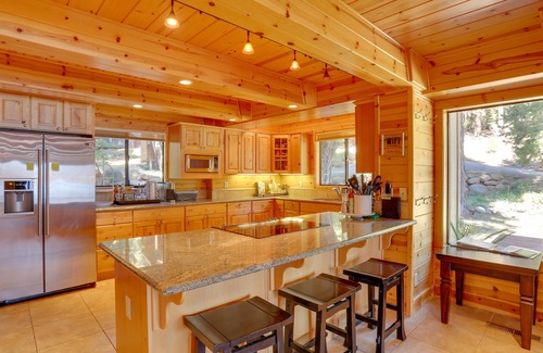 Lake Almanor Peninsula Cabina | Westwood Lakefront Cabin w/ Hot Tub & Boat Dock!