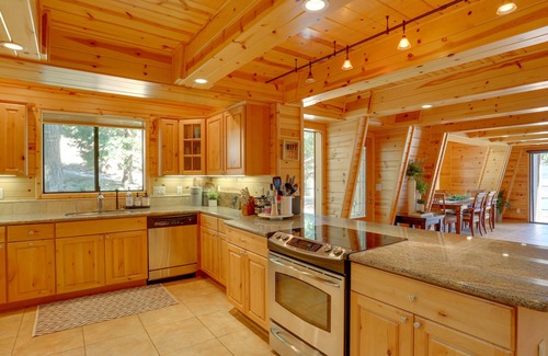 Lake Almanor Peninsula Cabina | Westwood Lakefront Cabin w/ Hot Tub & Boat Dock!
