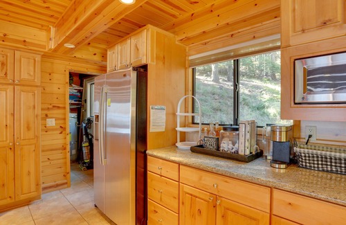 Lake Almanor Peninsula Cabina | Westwood Lakefront Cabin w/ Hot Tub & Boat Dock!