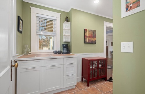 East Greenwich Cabaña | Weymouth Hill Station. Hillside cottage retreat with water views