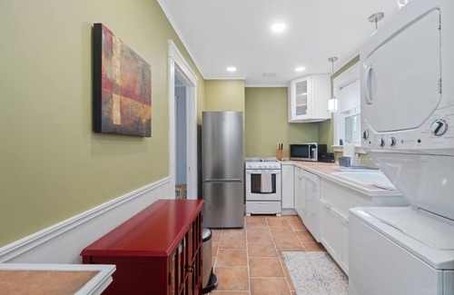 East Greenwich Cabaña | Weymouth Hill Station. Hillside cottage retreat with water views