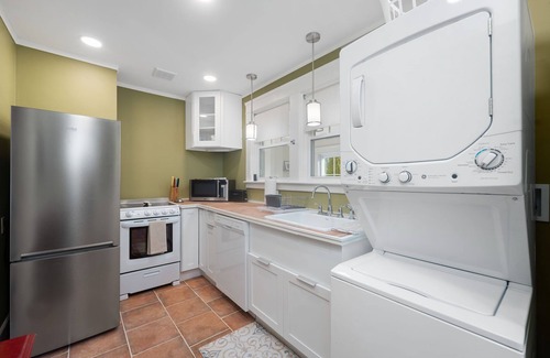 East Greenwich Cabaña | Weymouth Hill Station. Hillside cottage retreat with water views