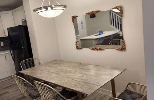 Northwest Calgary Apartamento | Wezi Taylor Oasis- 3 bedroom home