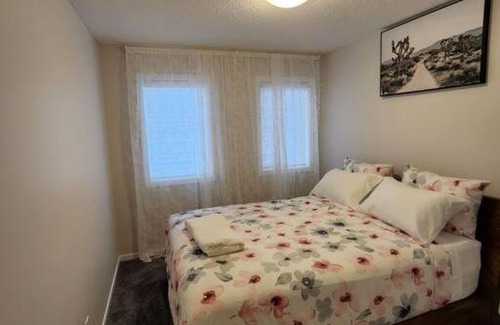 Northwest Calgary Apartamento | Wezi Taylor Oasis- 3 bedroom home