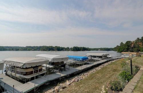 Lake Delton Casa | WFC III Adults or Families Lakefront View