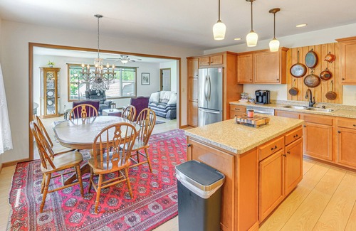 Columbiana Apartamento | WFH-Friendly Columbiana Vacation Rental w/ Deck!