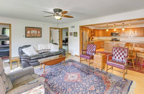 Columbiana Apartamento | WFH-Friendly Columbiana Vacation Rental w/ Deck!