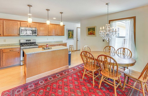 Columbiana Apartamento | WFH-Friendly Columbiana Vacation Rental w/ Deck!