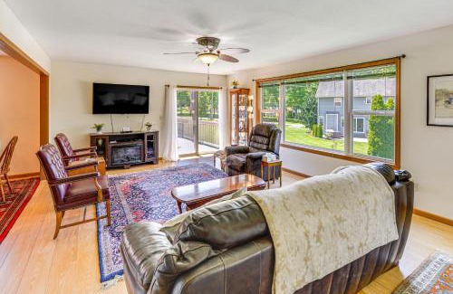 Columbiana Apartamento | WFH-Friendly Columbiana Vacation Rental with Deck!