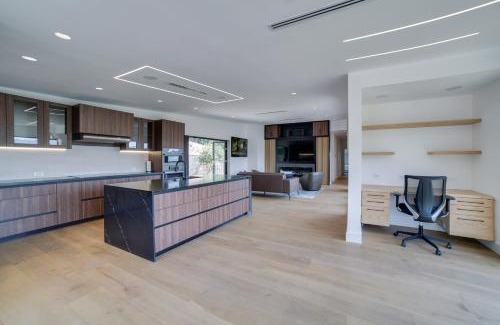 Woodland Hills Casa | WFH-Friendly Retreat with Views 4 Mi to Calabasas