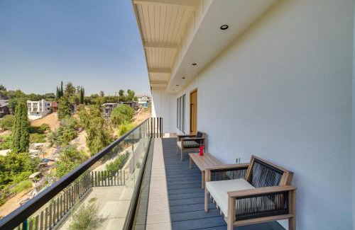 Woodland Hills Casa | WFH-Friendly Retreat with Views 4 Mi to Calabasas