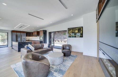 Woodland Hills Casa | WFH-Friendly Retreat with Views 4 Mi to Calabasas