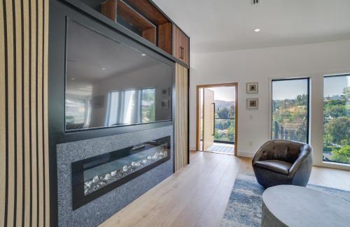 Woodland Hills Casa | WFH-Friendly Retreat with Views 4 Mi to Calabasas