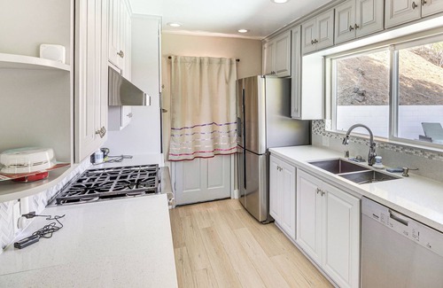 Encino Casa | WFH Friendly: Spacious Hillside Retreat in Encino