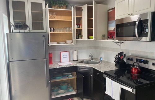 Poinsettia Heights Apartamento | WFH: Real Desk & Office Chair, Redundant Wifi