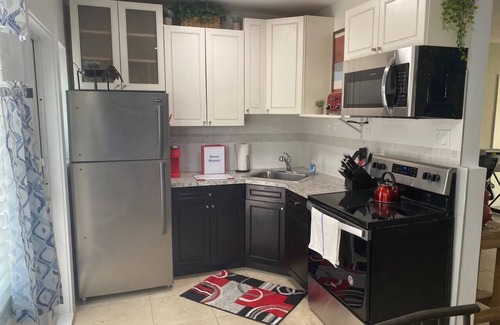 Poinsettia Heights Apartamento | WFH: Real Desk & Office Chair, Redundant Wifi