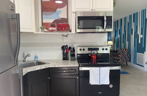 Poinsettia Heights Apartamento | WFH: Real Desk & Office Chair, Redundant Wifi