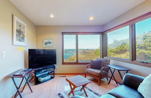 Caspar Casa | Whale Rock