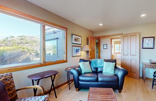 Caspar Casa | Whale Rock
