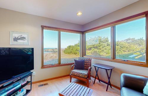 Caspar Casa | Whale Rock