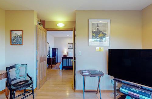 Caspar Casa | Whale Rock