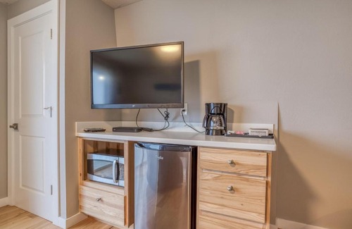 Rockaway Beach Casa | Whale Watcher Condo 2 - Meredith Lodging