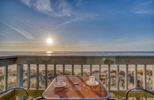 Rockaway Beach Casa | Whale Watcher Condo 3 - Meredith Lodging