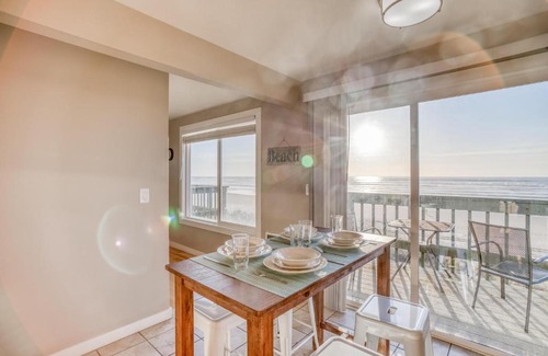 Rockaway Beach Casa | Whale Watcher Condo 3 - Meredith Lodging