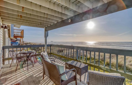 Rockaway Beach Casa | Whale Watcher Condo 1 - Meredith Lodging