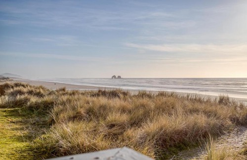 Rockaway Beach Casa | Whale Watcher Condo 1 - Meredith Lodging