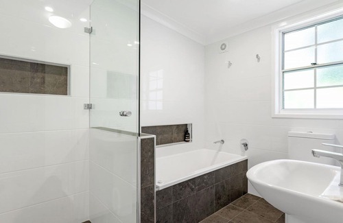 Hyams Beach Cabaña | Whalers Retreat superb 3 bedroom cottage in a quiet pocket of Hyams Beach.