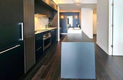 Ville-Marie Condominio | What a view! Downtown Montreal 43rd floor luxury condo with parking