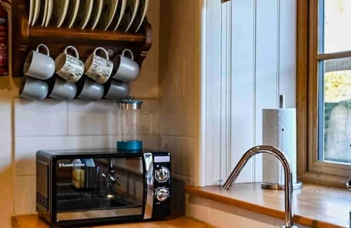 Beaminster Cabaña | Whatley Cottage, Rural Retreat. Pet Friendly.
