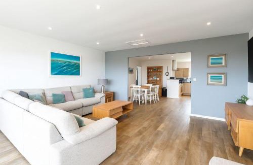 Helston Casa | Wheal Francis - Hot Tub - Accessible Bungalow - Free Wi-Fi - Parking