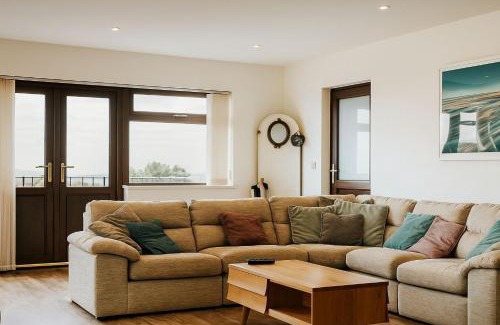 Helston Casa | Wheal Francis - Hot Tub - Accessible Bungalow - Free Wi-Fi - Parking