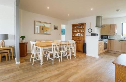 Helston Casa | Wheal Francis - Hot Tub - Accessible Bungalow - Free Wi-Fi - Parking