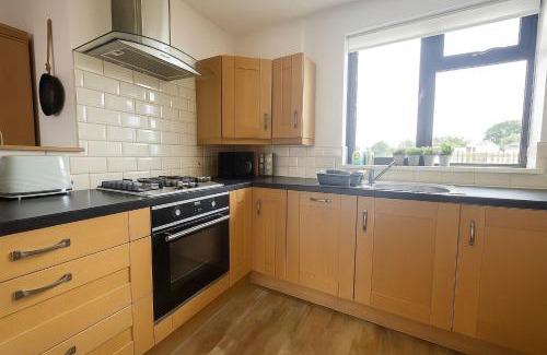 Helston Casa | Wheal Francis - Hot Tub - Accessible Bungalow - Free Wi-Fi - Parking