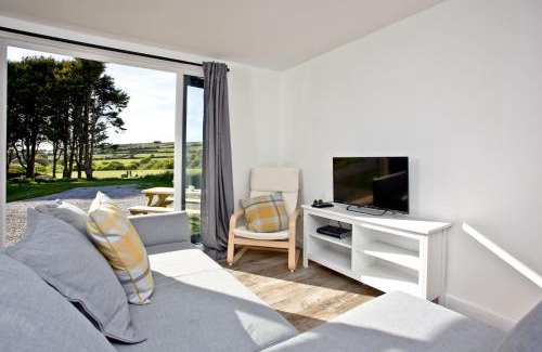 Helston Casa | Wheal Rose - Hot Tub - Parking - Free WiFi - On-Site Activities
