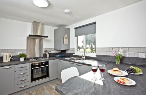 Helston Casa | Wheal Rose - Hot Tub - Parking - Free WiFi - On-Site Activities