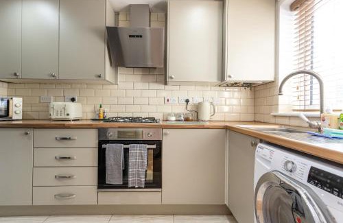 Swindon Casa | Wheatcroft Sleeps 7 Long Stays Parking and Wi-Fi