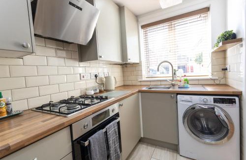 Swindon Casa | Wheatcroft Sleeps 7 Long Stays Parking and Wi-Fi